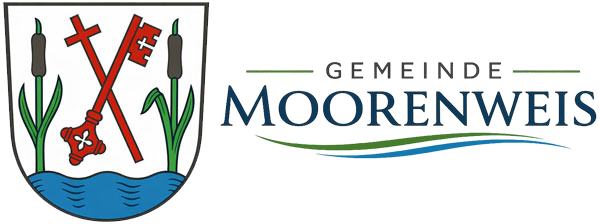 gemeinde-moorenweis-wappen-schrift_v2-transparent Wappen mit zwei gekreuzten roten Schlüsseln, Schilf und Wasser, neben dem Text Gemeinde Moorenweis mit grünen und blauen Linien darunter, die die Gemeinde Moorenweis darstellen.