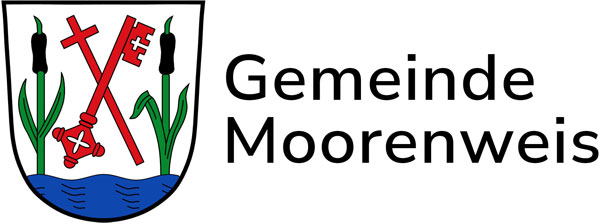 Das Wappen zeigt Schilf, blaues Wasser und zwei gekreuzte rote Schlüssel sowie den Text Gemeinde Moorenweis in fetten schwarzen Buchstaben auf weißem Grund.
