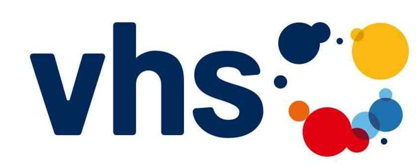 Das Bild zeigt die Kleinbuchstaben „vhs“ in Dunkelblau neben bunten Kreisen in Blau, Rot, Orange und Gelb, die in einem lockeren kreisförmigen Muster angeordnet sind.